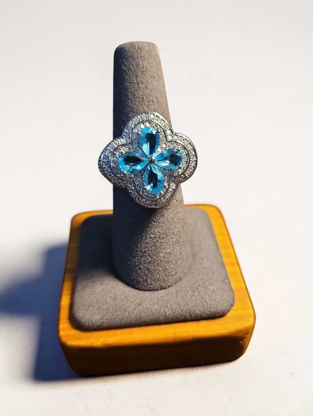 Sassified Boutique Nwt Blue Crystal Clover Ring - Women's Fashion Ring